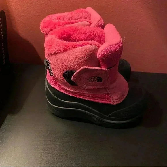 The North Face Girls Boots - Picture 3 of 9